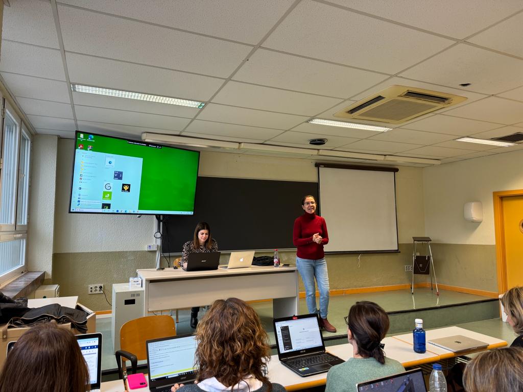 JA_Mondejar's tweet photo. Nuestra presidenta de @AEMARK, Natalia Rubio, presenta a la profesora @mallemar, de @UMU, para comenzar el seminario “Estrategias y herramientas de #InteligenciaArtificial para la #docencia y la #investigación” que se desarrolla en la Facultad @UAM_Economicas

#AEMARKForma24 https://t.co/jlvKcCUpMS