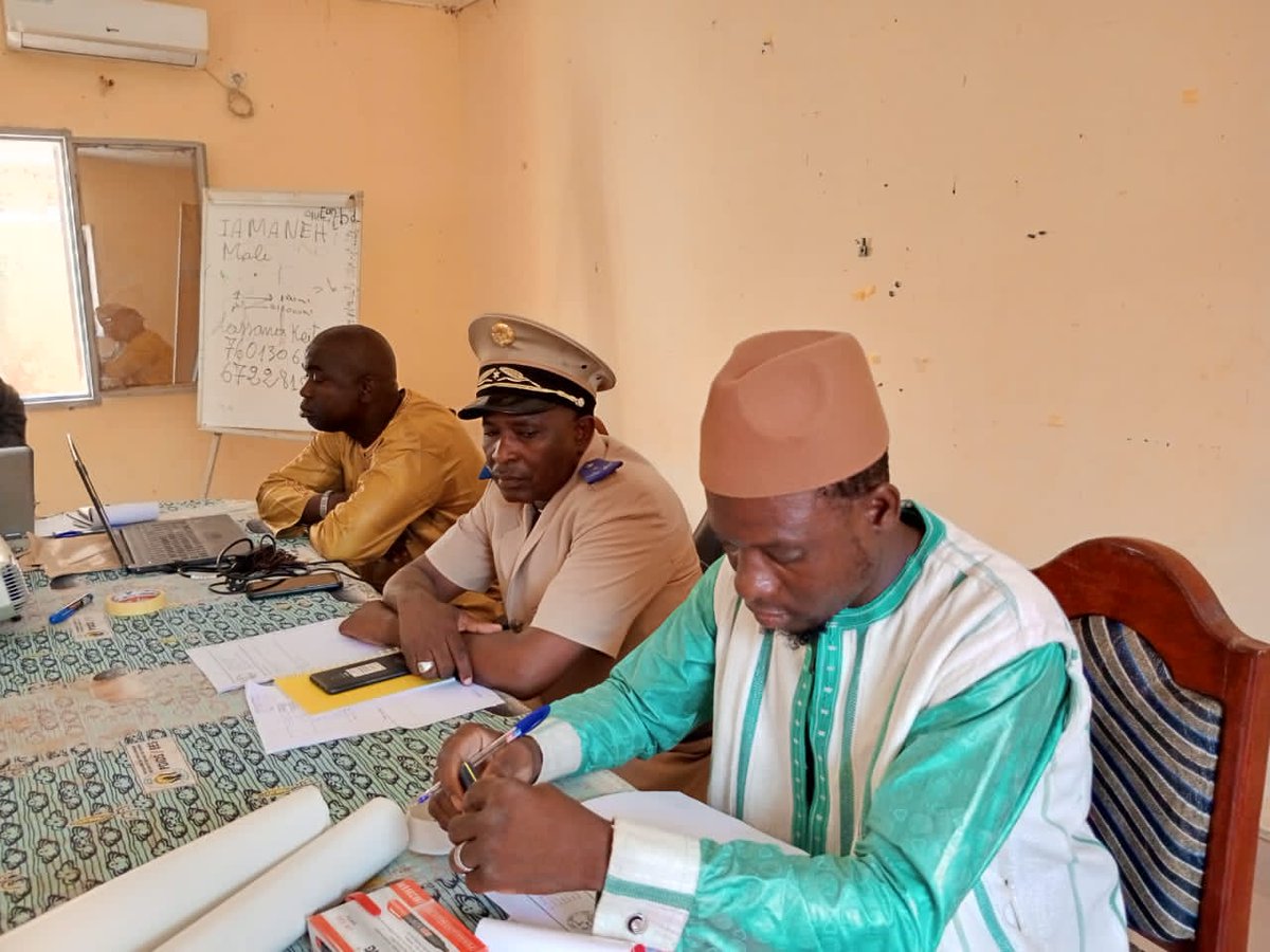 meier_matias's tweet photo. 📍#Douentza - the @RESCUEorg in #Mali team and its partners strengthened the capacities of state agents 3⃣5⃣ on human rights concepts.

This activity is part of the Program to support community resilience and inclusion (#PARIC)🇲🇱🇧🇫, supported by @UEauMali. https://t.co/bEt2P3lt9k