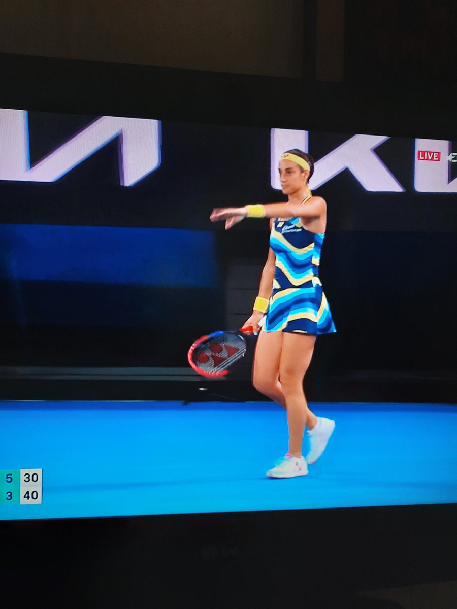 Molto carino questo outfit psichedelico della #carolineGarcía. Classe innata.
La #Osaka non si può guardare stile Serena Williams