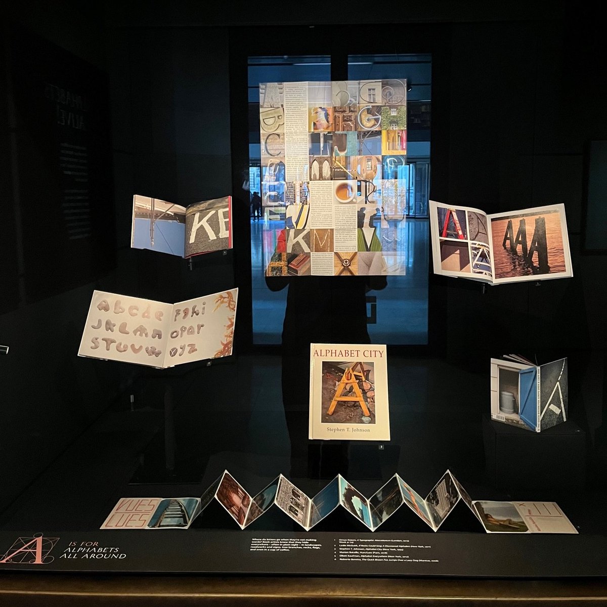 bodleianlibs's tweet photo. Our #AlphabetsAlive exhibition at Weston Library closes this Sunday!
Medieval and modern bestiaries, miniature and monumental books, alphabets made by Renaissance designers or generated by artificial intelligence... Come and visit this week!
https://t.co/FU35rEQ3ms https://t.co/gtTyrUB80n