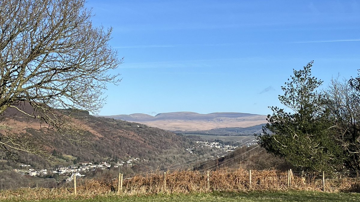 Arwelycwm's tweet photo. Cwmtawe,  ‘lan a lawr’ y Cwm. Hyfryd bore ma. @S4Ctywydd @DerekTheWeather https://t.co/1kNAcs6lYI