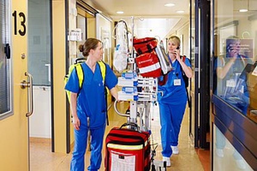 A shortage of nursing staff is nothing new. Digitalization is helping to alleviate some of the pressures in hospitals. But what happens in a crisis? Management & Krankenhaus reports on how training nurses to provide cross-border support can be a solution. management-krankenhaus.de/news/eucare-in…