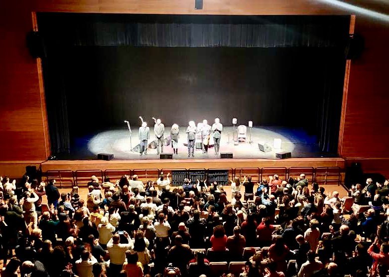 AuditoriLaNucia's tweet photo. 🤩El cantaor flamenco @JoseMerceOfic actuó el pasado sábado en @LaNuciaES, donde agotó todo el papel, colgando el cartel de “Entradas Agotadas”.
🎶Un intenso #concierto, donde repasó su intensa discografía.
📰👉🏻 https://t.co/8qTRRZ1jsB
#AuditoriLaNucia #Flamenco #JoseMerce https://t.co/dYKFXraEcn