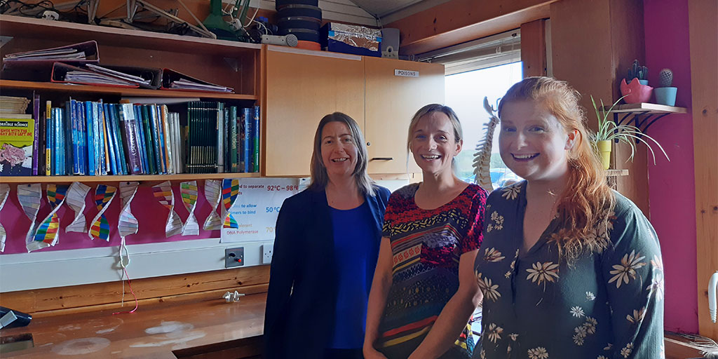 RSC_EiC's tweet photo. Meet Maureen, Claire and Heidi at @SchoolCastlebay and take a peek into a science department in the Outer Hebrides🚁📚
https://t.co/gCWNwB0HX3

#educationscotland #ukedchat #ScotEdChat https://t.co/5APKjye3Wf