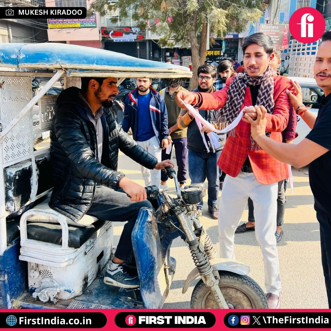 thefirstindia's tweet photo. Local youth in Jaipur distribute 'Neck protection belts' to prevent injuries from 'Majha' during kite flying in city

Photo: Mukesh Kiradoo

#Jaipur #KiteFlying #NeckProtection #YouthInitiative #makarsakranti https://t.co/vdUqXZBGEi