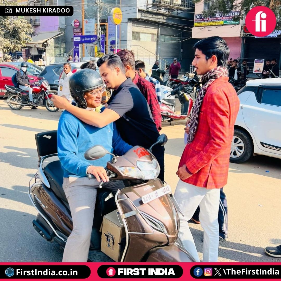thefirstindia's tweet photo. Local youth in Jaipur distribute 'Neck protection belts' to prevent injuries from 'Majha' during kite flying in city

Photo: Mukesh Kiradoo

#Jaipur #KiteFlying #NeckProtection #YouthInitiative #makarsakranti https://t.co/vdUqXZBGEi
