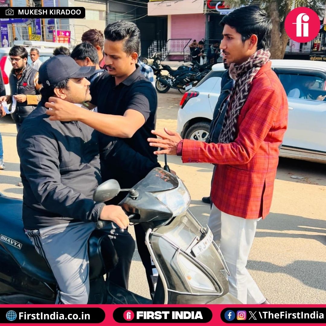 thefirstindia's tweet photo. Local youth in Jaipur distribute 'Neck protection belts' to prevent injuries from 'Majha' during kite flying in city

Photo: Mukesh Kiradoo

#Jaipur #KiteFlying #NeckProtection #YouthInitiative #makarsakranti https://t.co/vdUqXZBGEi