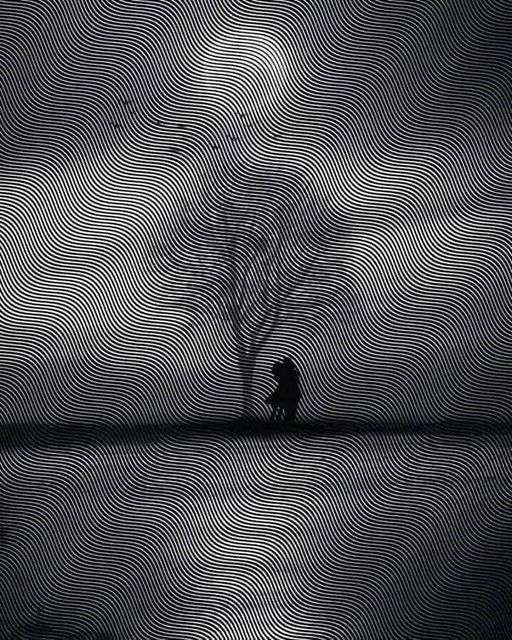 En matemáticas, física, óptica y artes gráficas, un patrón de moaré​ es un patrón de interferencia que se forma cuando se superponen dos rejillas de líneas, ya sean rectas o curvas, con un cierto ángulo​ o cuando tales rejillas tienen tamaños ligeramente diferentes.