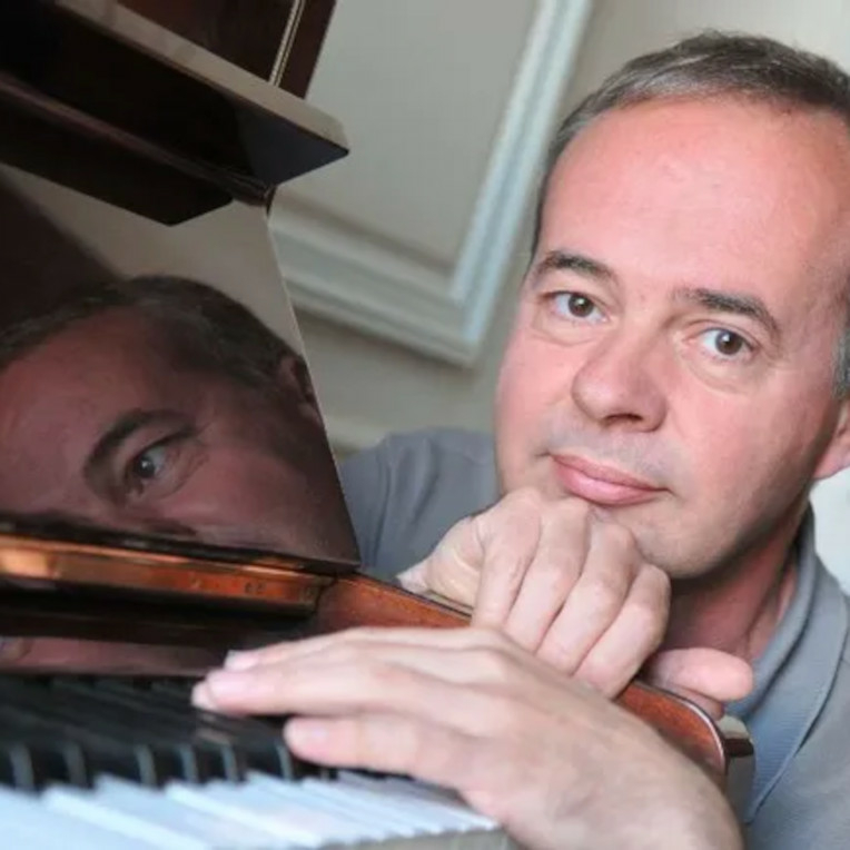 leCMN's tweet photo. Besoin de musique ? 🎵
Jeudi, accourez au château de Voltaire enneigé pour assister au concert-conférence de Louis Mazetier !
🎹Vous saurez tout sur le rôle du piano dans le jazz, à travers le temps : https://t.co/UCQhVTapzb #Ferney https://t.co/DlCOJfVi0I