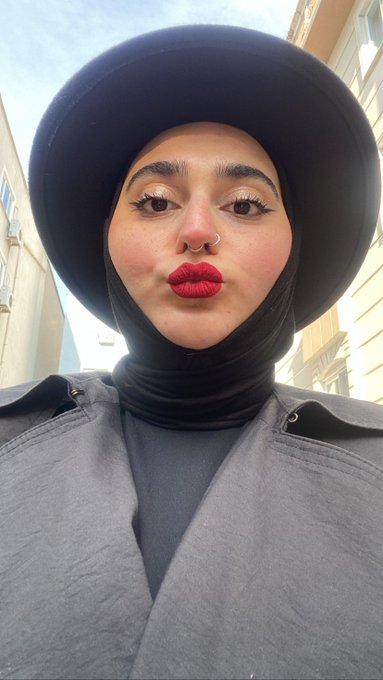 kimi &ouml;pimm?? 💋 https://t.co/wrM7BFNIaO
