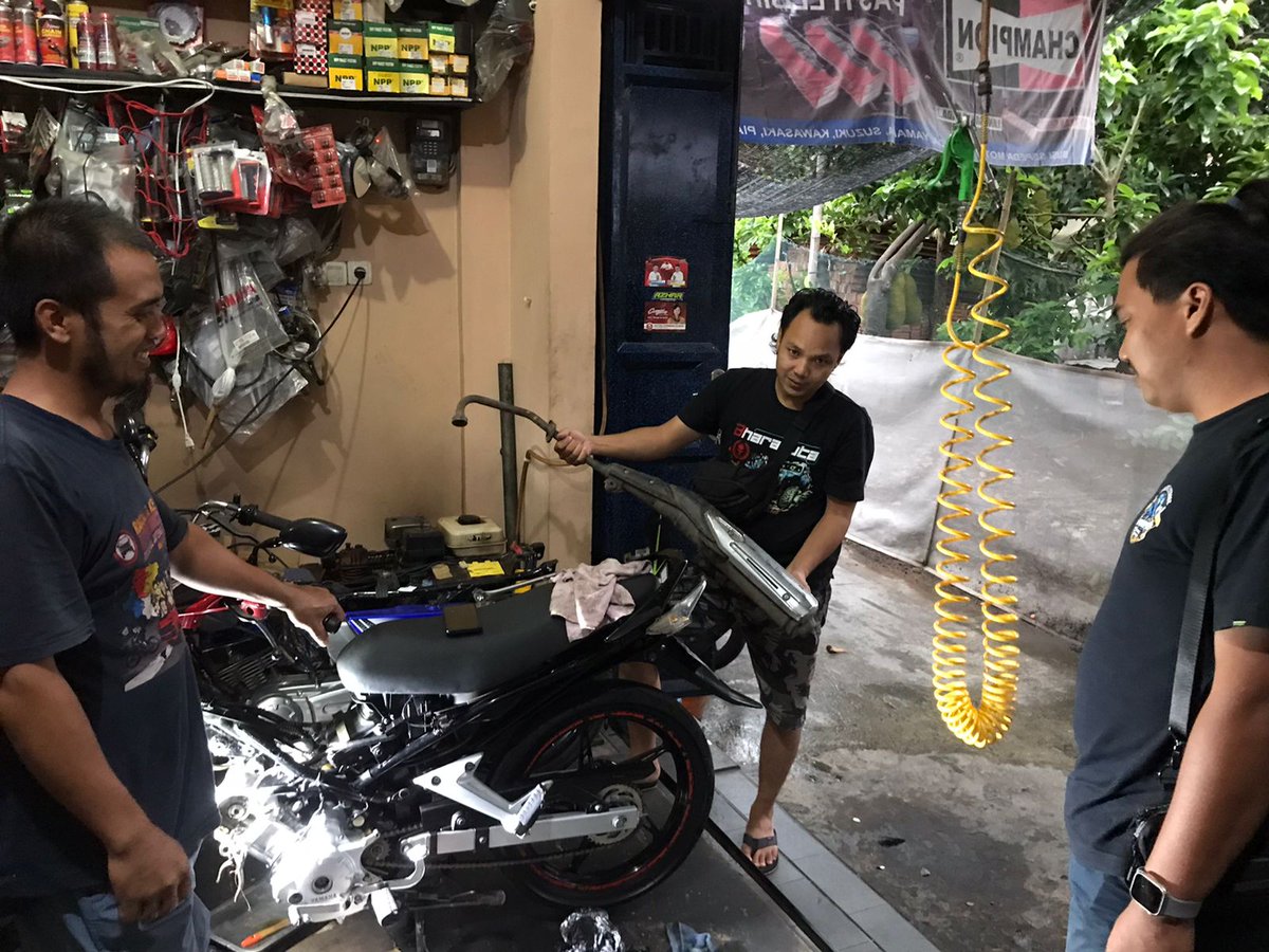 raditstts's tweet photo. Personil satreskrim polres karanganyar memberikan himbauan kepada bengkel agar tidak memasang knalpot brong kepada para pelanggannya https://t.co/O9lQoIxVva