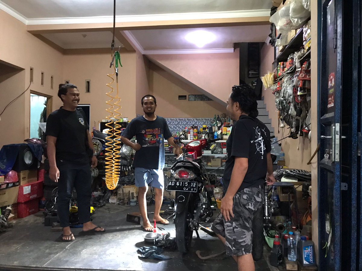 raditstts's tweet photo. Personil satreskrim polres karanganyar memberikan himbauan kepada bengkel agar tidak memasang knalpot brong kepada para pelanggannya https://t.co/O9lQoIxVva