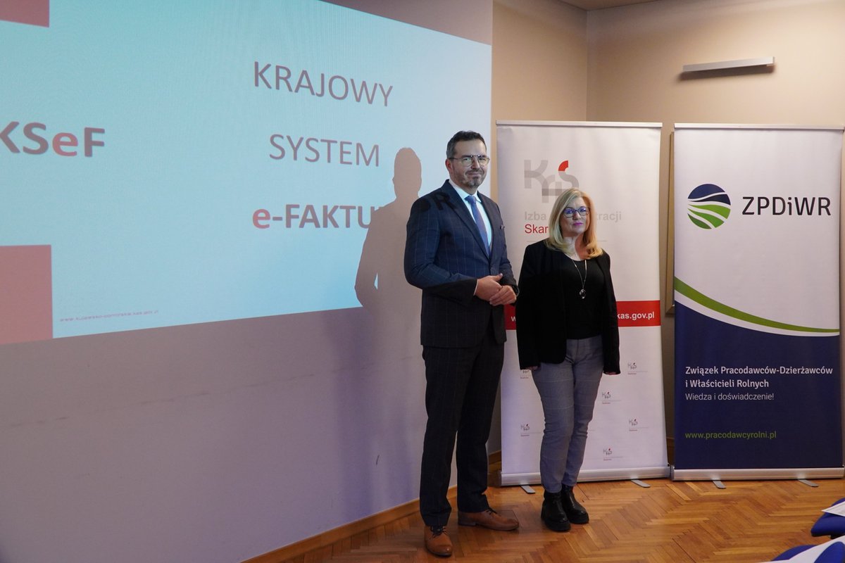 KAS_Bydgoszcz's tweet photo. Eksperci z @KAS_Bydgoszcz przeprowadzili szkolenie  nt. zmian podatku VAT wprowadzonych ustawą z 26 maja  2023 r. o zmianie ustawy o podatku od towarów i usług (tzw. #SLIMVAT3) oraz w zakresie Krajowego Systemu  e-Faktur dla @ZPDiWR.
#KSeF #VAT #KASedukuje https://t.co/XHHsp9AJB7