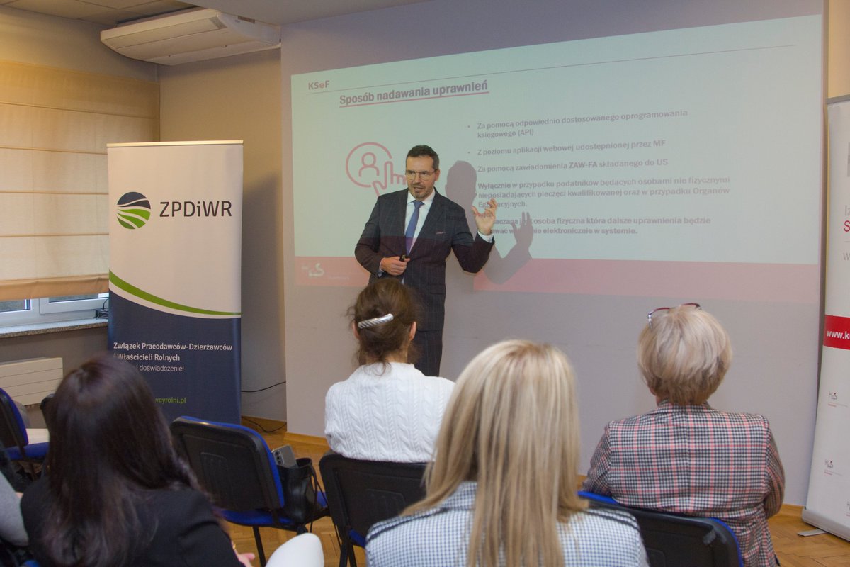 KAS_Bydgoszcz's tweet photo. Eksperci z @KAS_Bydgoszcz przeprowadzili szkolenie  nt. zmian podatku VAT wprowadzonych ustawą z 26 maja  2023 r. o zmianie ustawy o podatku od towarów i usług (tzw. #SLIMVAT3) oraz w zakresie Krajowego Systemu  e-Faktur dla @ZPDiWR.
#KSeF #VAT #KASedukuje https://t.co/XHHsp9AJB7