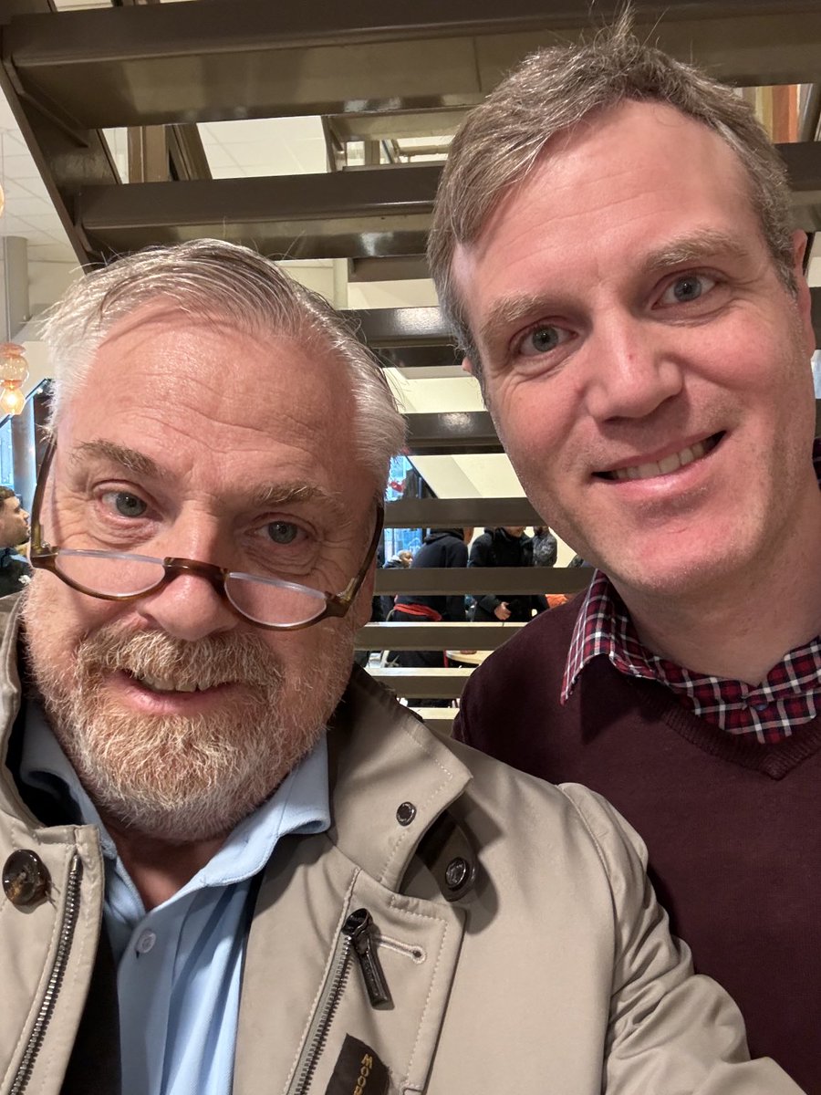 Nog even snel een bezoek gebracht aan de Pauluskerk in Rotterdam waar dominee Martijn van Leerdam geweldig mooi werk verricht voor dakloze mensen. Dit soort plekken zorgen dat die mensen krijgen waar ze keihard recht op hebben: zorg, aandacht, eten, een plek om even te zitten.