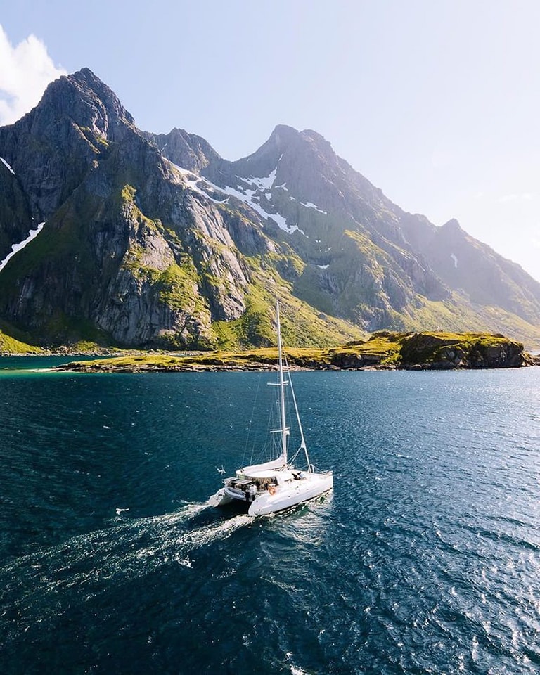 Skrova Island, where Norway's untamed beauty meets coastal serenity. 🏝️⛰️ Explore rugged landscapes, colorful fishing villages, and the magic of the Northern Lights. 🇳🇴✨ #SkrovaIsland #NorwegianEscape #ArcticAdventures