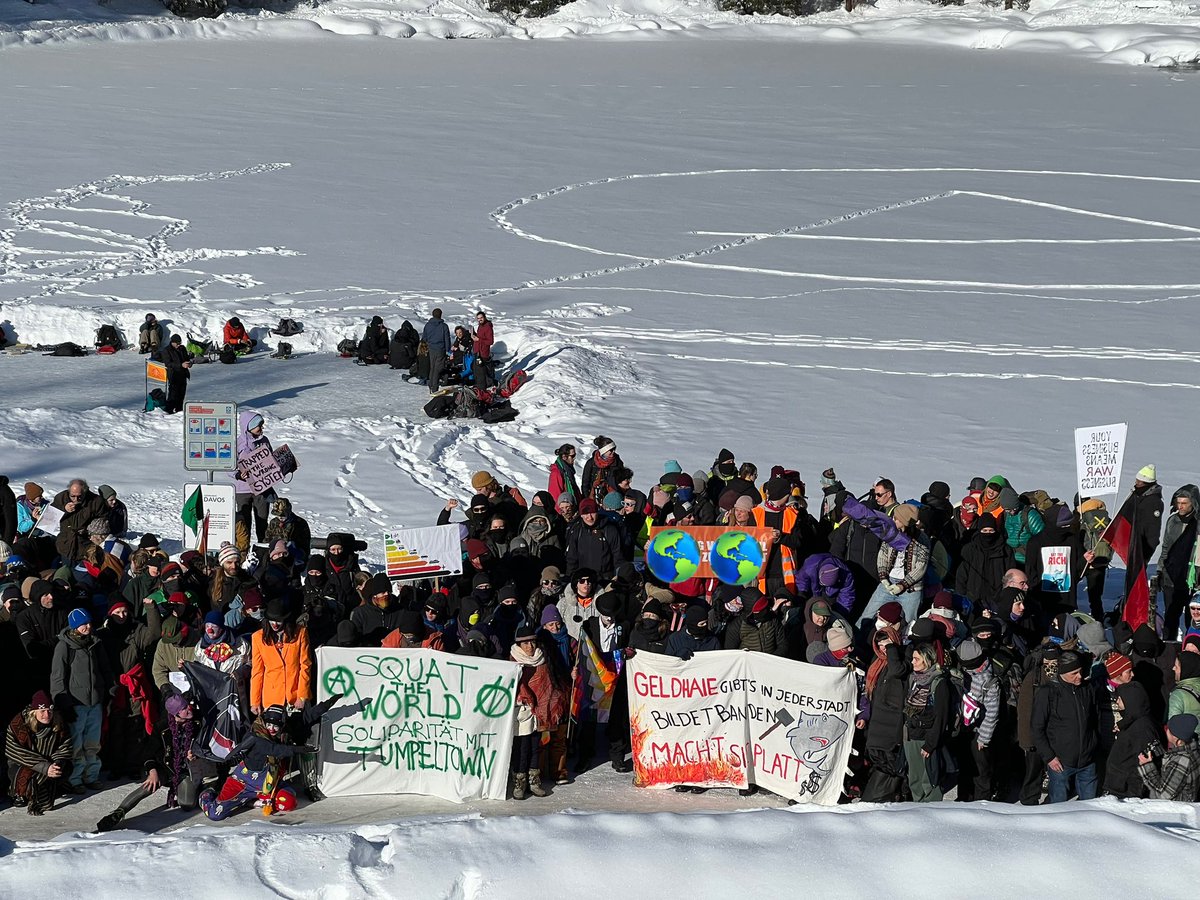 DanniPilger's tweet photo. Solifoto von #strikewef auf der Wanderung nach #Davos zum #worldeconomicforum für #tümpeltown und @Leinemaschbleib #WEF #weltwirtschaftsforum #WEF24 #waldstattasphalt #leinemaschbleibt #waldstattasphalt #verkehrswende #Autokorrektur https://t.co/ITDWfkPrhE