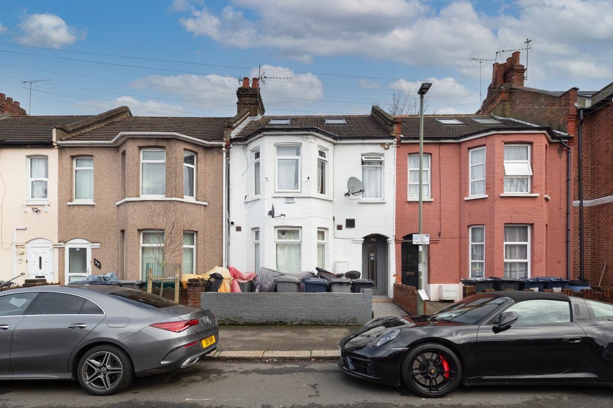 TO BE OFFERED AT SAVILLS’ 24th JANUARY: 41 Oak Grove, NW2. 

F/H comprising 5 flats (4 x 2 beds &amp; 1 x 1 bed that needs to be reverted to a studio due to an enforcement notice. 

Current Income: c£80,000 pa
ERV: c£90,000 pa 
GIA  - 1986 sq ft
 
GUIDE PRICE: £875,000 (stc)