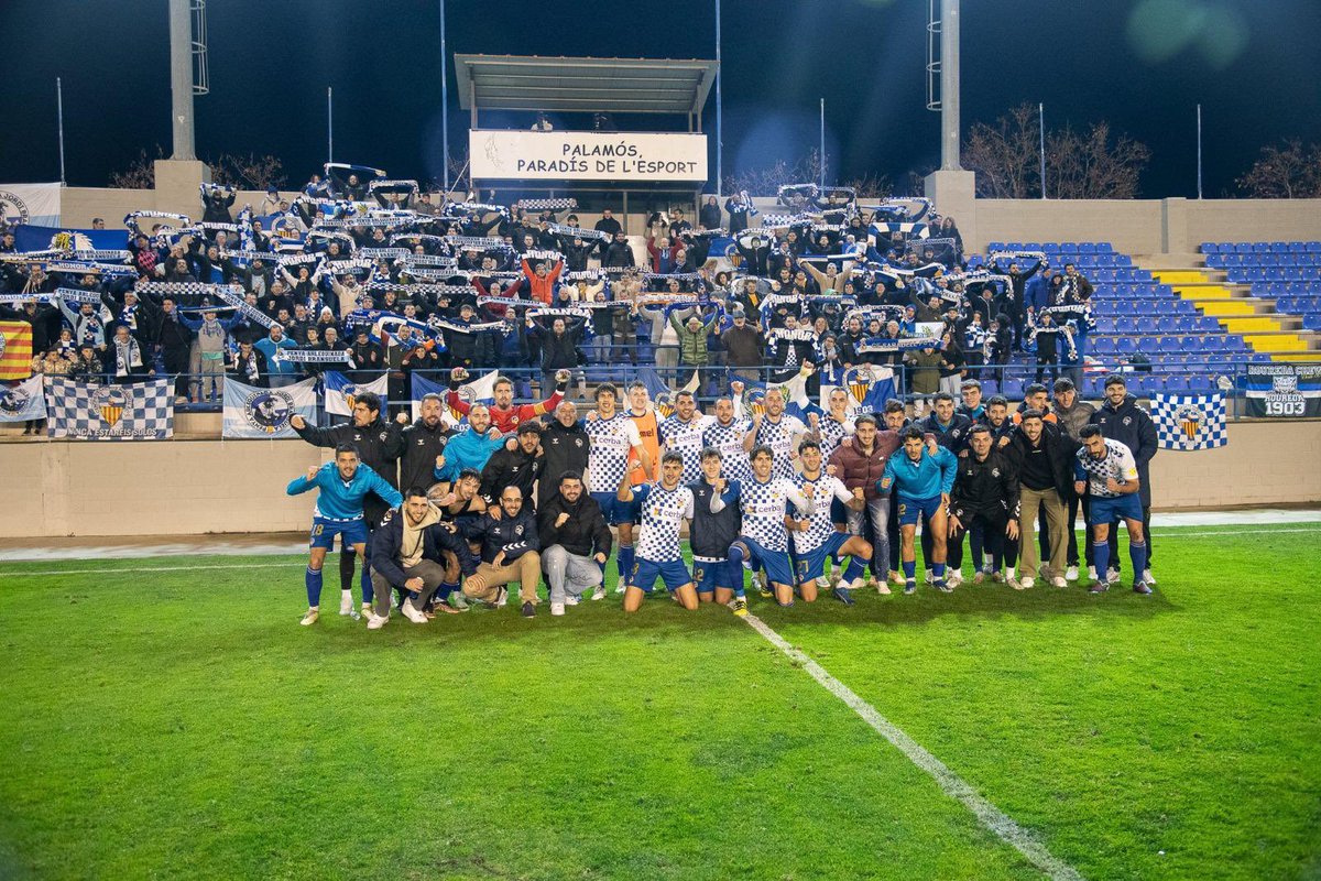 SergiGarcesDiez's tweet photo. A veure com expliquem, i que algú que no sigui d’aquí ho pugui arribar a entendre, que aquest equip està en descens
Això és el @CESabadell i la seva gent
Mai sols!
#finselfinal #xou
📸 @rogerbr21 https://t.co/7NAmH60KhG