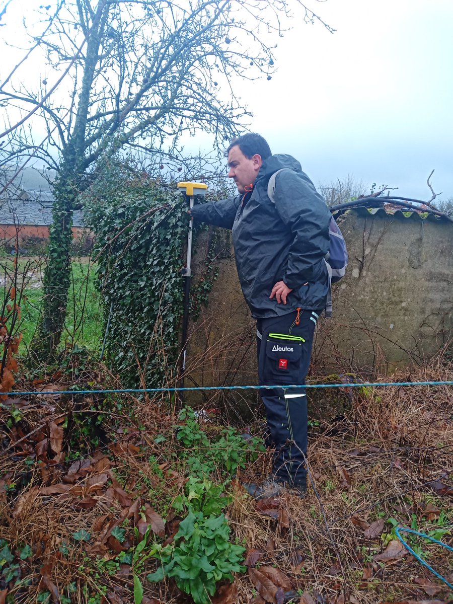Gude89's tweet photo. Empezamos a semana en @aleutos_sl ca #georrefererenciacion de propiedades de #concentracionparcelaria na que faltan unha serie de marcos que delimitan a #parcela
#topografia #registrodelapropiedad #Lugo https://t.co/f8aEOllfnZ