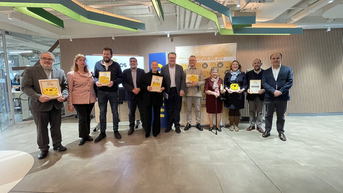qdequesos's tweet photo. Foto de familia de los galardonados en la VIIª Edición #PremiosQdeQuesos ¡Enhorabuena! https://t.co/b2BlBqNwbc