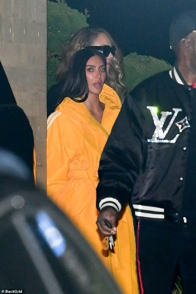 MariahTrends's tweet photo. .@MariahCarey, @KimKardashian and their children were spotted together last night at Nobu

📸: Dailymail https://t.co/HInqF9rdCO