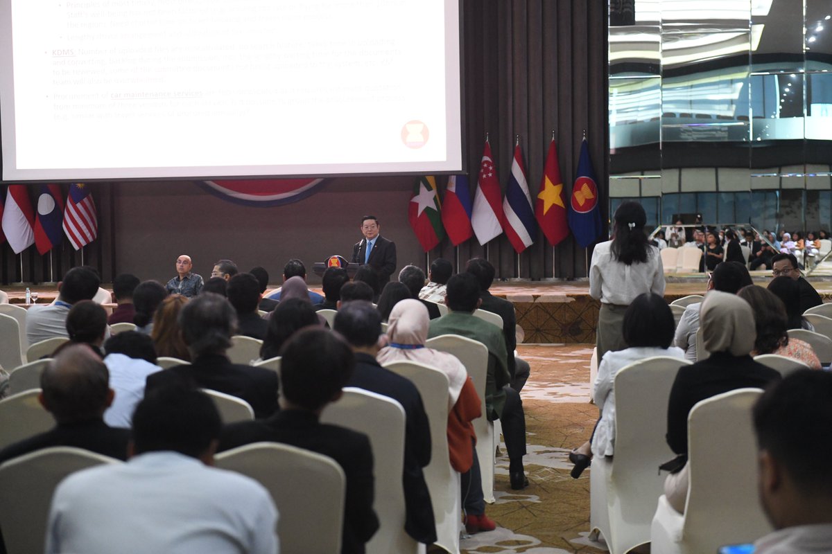 SecGen of ASEAN Dr. Kao Kim Hourn today convened a town hall meeting with the ASEAN Secretariat staff.  The meeting provided an opportunity for staff to deliberate on issues related to employee welfare and well-being, and to chart out ASEC's work priorities in 2024.