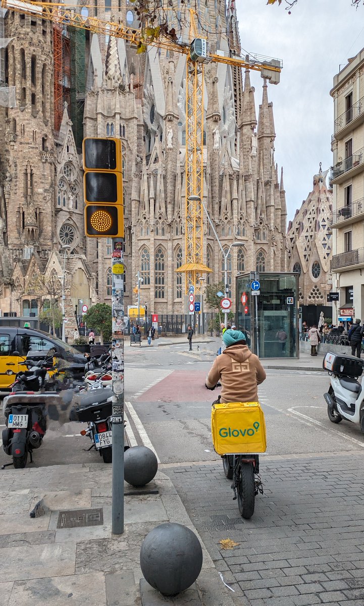 Luego de algunos mese de trabajo de campo en Berlín, me encuentro actualmente en Barcelona, donde realizaré entrevistas a trabajores migrantes en el sector de delivery. Si estás acá envíame un mensaje y podemos encontrar a hablar :)