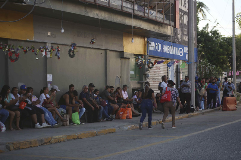 elsurdeguerrero's tweet photo. 🔻Sigue sin restablecerse el #transporte en #Acapulco; se mueven usuarios en camiones de la GN
Entérate más👇
https://t.co/nvBe9k4EHc https://t.co/RDkc1cNOcM