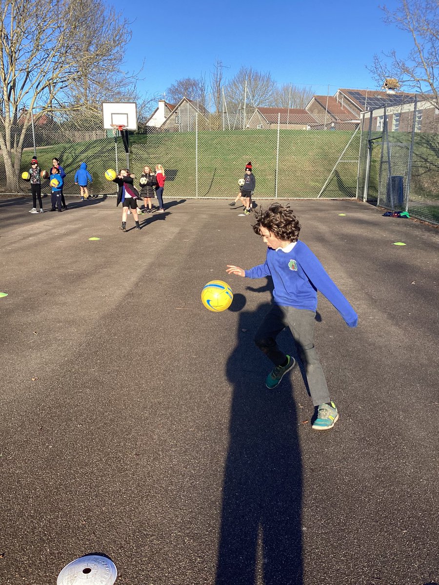 BPSYearFour's tweet image. Practicing our dribbling skills in basketball with Coach Zac! #billingshurstPE