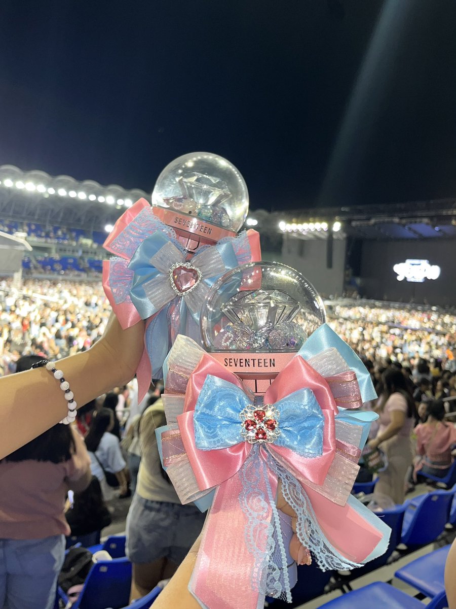 beomjunkart's tweet photo. our first ever concert ♡

really thought mag-aaju nice kami nang walang caratbong, buti nalang may pasabuy from @fightingbeyaji 🥹 thank you so much po for being accommodating !! 🫶🏻 #beyjinicebudol https://t.co/MZI6EslUpF