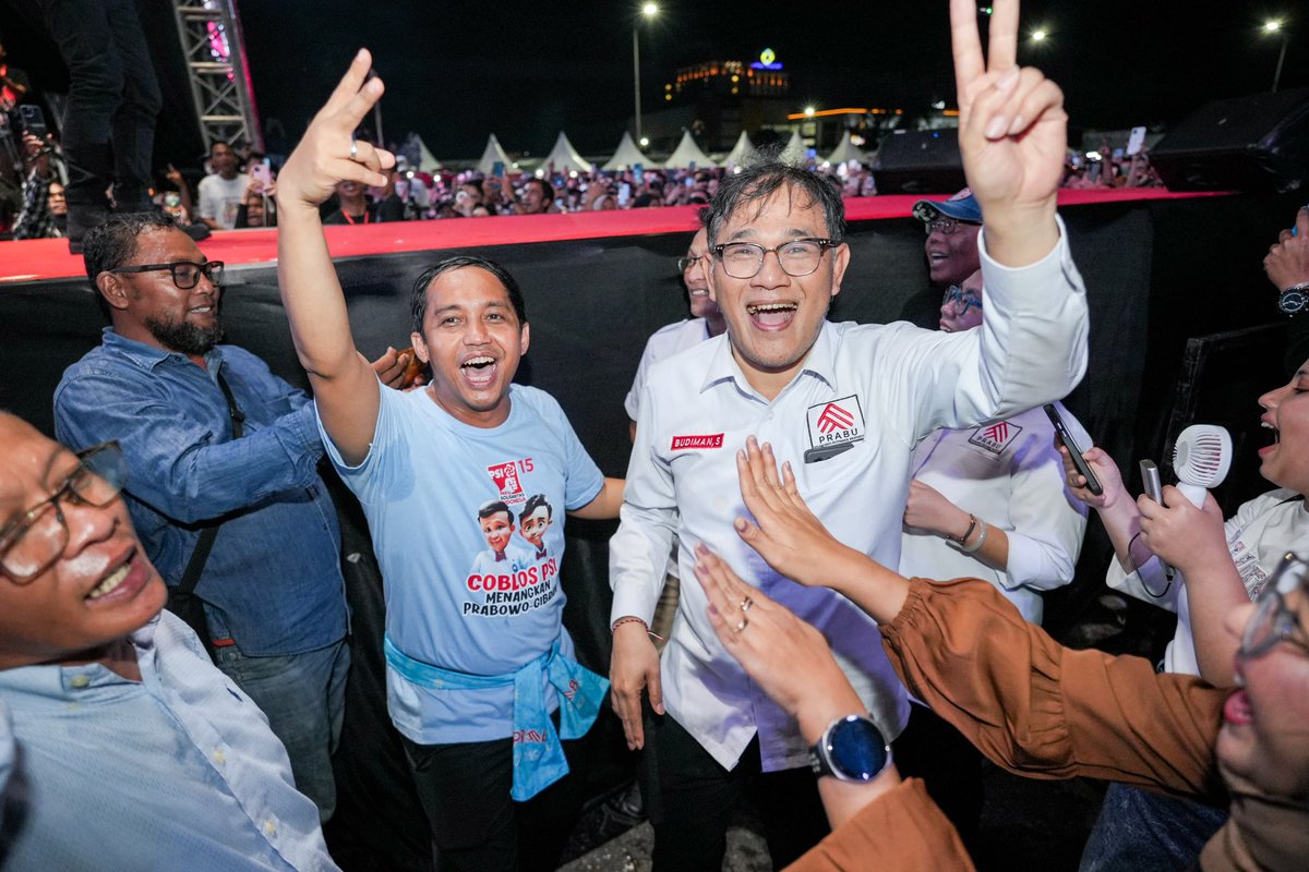 RajaJuliAntoni's tweet photo. Salam dari kami dari Magelang, Bang @Maruarar_Sirait. Keputusan tidak mudah, mudah-mudahan tepat dan bermartabat. Perlu rumah perjuangan baru. Gelar karpet merah. Merah muda.

 #PSIpartaiJokowi #IkutJokowiPilihPSI #TegakLurusJokowi https://t.co/wxN06aIKit