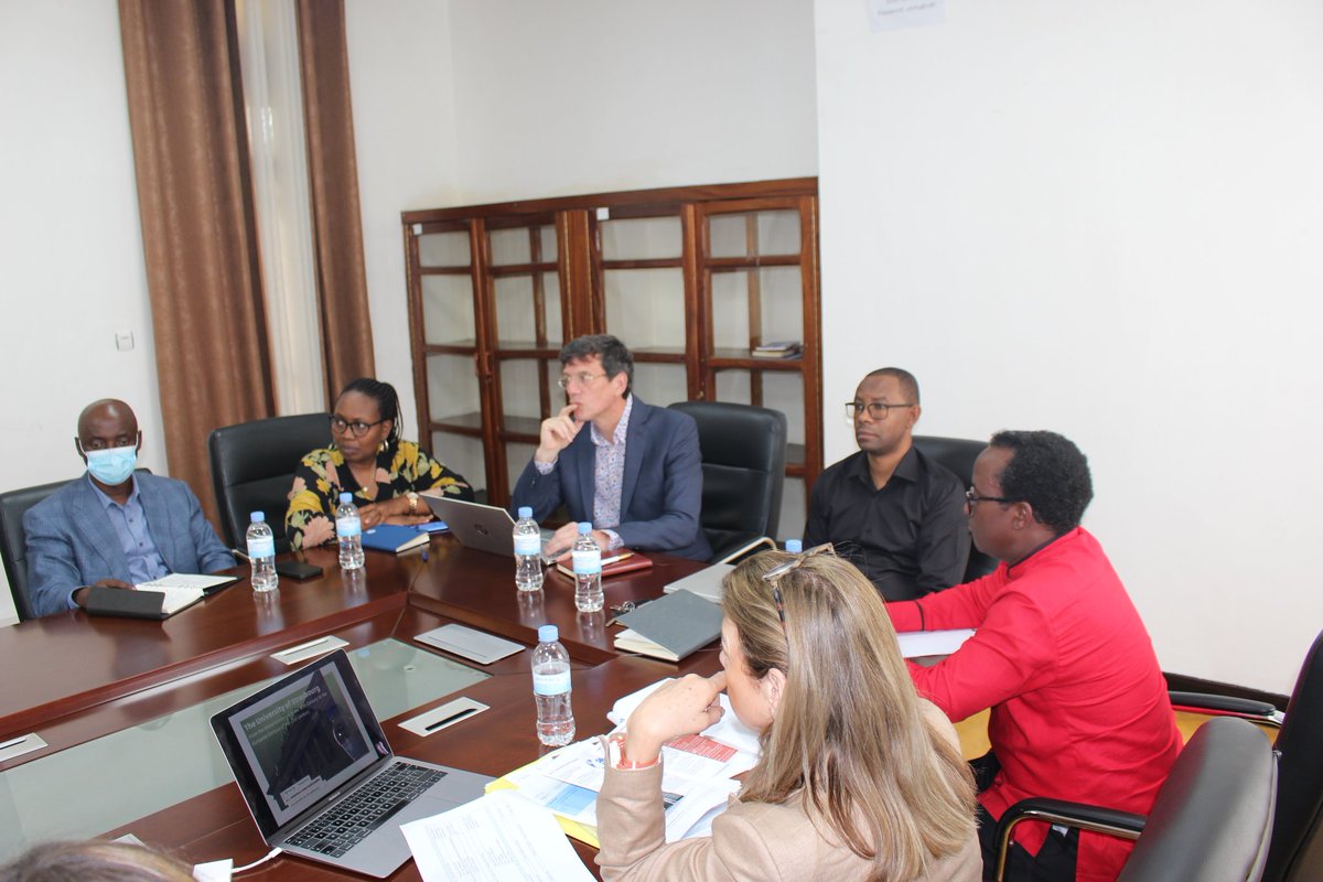 The CMHS Principal, Prof. Abraham recieved a delegation from Strasbourg University(France) & held discussions on exploring areas of academic collaboration.@unistra was established in the 16th century, has 5 Nobel laureates (4 in chemistry &1 in medicine).@Uni_Rwanda @mdkayihura