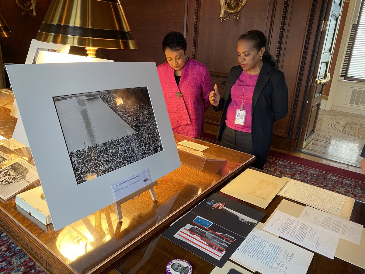 LibnOfCongress's tweet photo. We should remember and honor Dr. Martin Luther King Jr.  everyday by applying his messages of equality &amp; justice and by continuing to strive for a better nation. 
The @librarycongress is the home of many MLK treasures including photos, letters and his “I Have a Dream” speech. https://t.co/O5W1tLgmiW