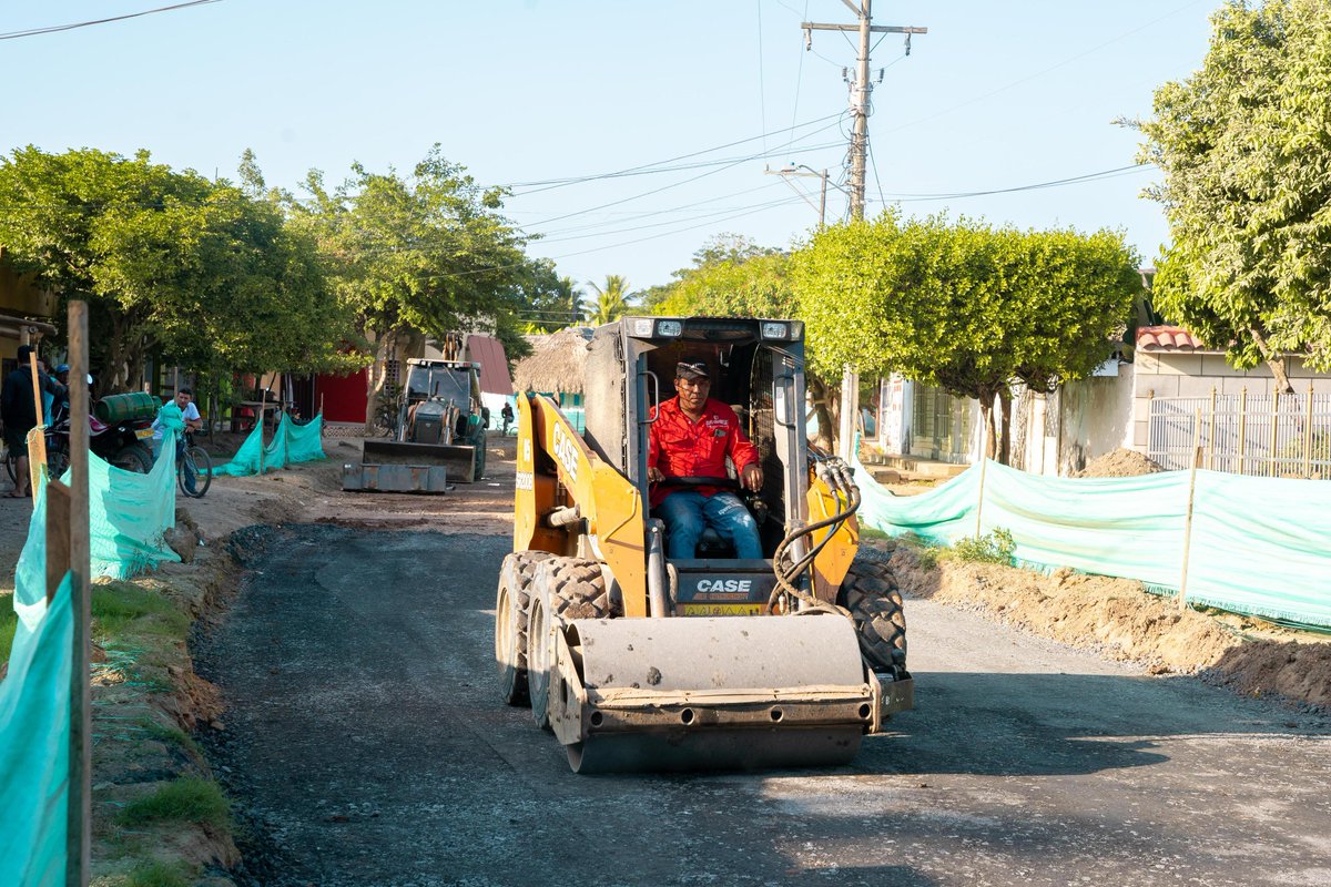 rpcradiolorica's tweet photo. Esta semana reinician obras en zona urbana de Lorica, suspendidas a finales de 2023, entre ellas pavimentación de calles urbanas y el Malecón del Caño #Chimalito. En zona rural se reactivaron trabajos, inspeccionados por el alcalde @manzurcarlosm y el sec. Infraestructura. https://t.co/4hpQ1MSX1t
