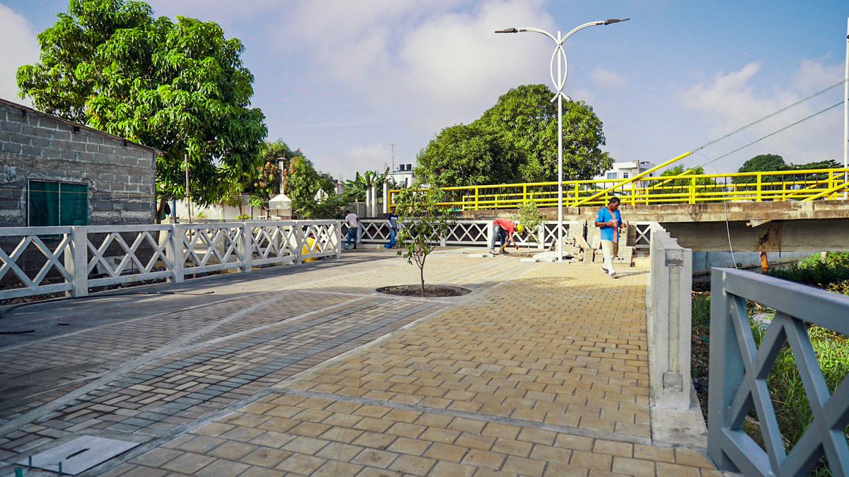 rpcradiolorica's tweet photo. Esta semana reinician obras en zona urbana de Lorica, suspendidas a finales de 2023, entre ellas pavimentación de calles urbanas y el Malecón del Caño #Chimalito. En zona rural se reactivaron trabajos, inspeccionados por el alcalde @manzurcarlosm y el sec. Infraestructura. https://t.co/4hpQ1MSX1t