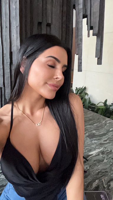 take me on a date? https://t.co/usAtMaFwuS