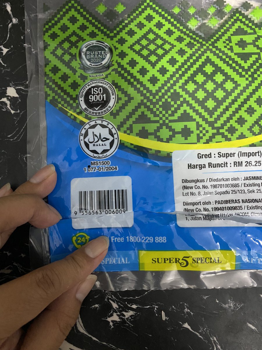 boweyard's tweet photo. @GrabMY kata polisi lepas 12 jam tak boleh refund. Barang salah hantar order beras 10kg tapi yg sampai beras 5kg. So @LotussMalaysia salah packing ni nak buat macam mana? Mahal woo beli beras 5kg rm40. https://t.co/3BdFv2vHra