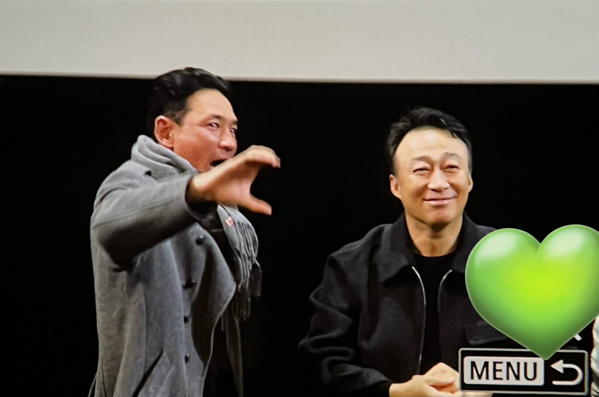 하 캐웃겨
막관에서 어떤 관객분이 
황정민 아저씨잌!!!!!!!!!!!!!!!!!!!
하니까 방금 막 배워온 반쪽손하트 해주면서
오야!!!!!!!!!!!!!!!!<<<<<
이러심 ..
성민아저씨 옆에서 아빠미소 짓고계시는거 봐