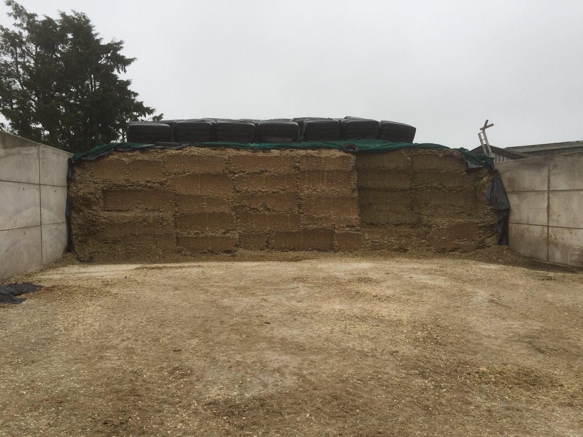 Winter silage preservation tip: Keep an eye on your silage face! During the colder months, it's essential to limit the exposure of silage to oxygen. As you feed out, always maintain a clean, tight face, and consider using a block cutter. ❄️🐄🌾