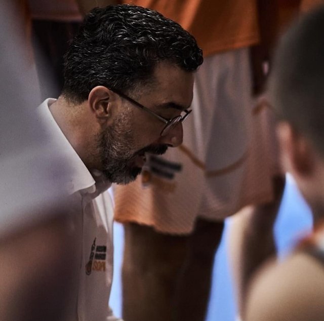 basketalicanti's tweet photo. Entrenadores.  @CoachVallejo nombrado seleccionador U20 masculino de Hungria. https://t.co/VdxVtNx12y https://t.co/8B7WXlHIMP