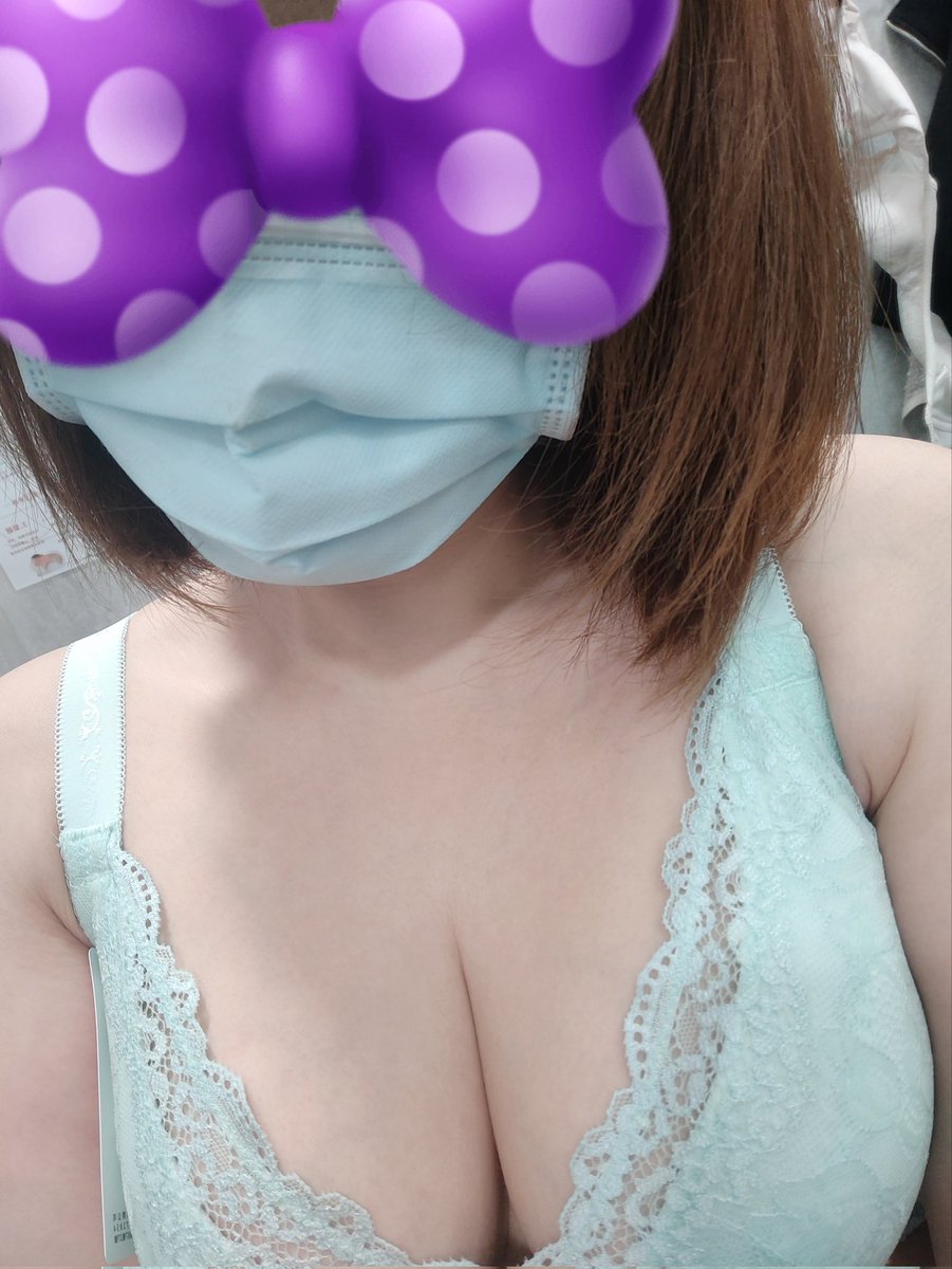試穿內衣ing.....🧐🧐🧐
突然發現這口罩跟內衣顏色，
還真搭呢！（巧合巧合😆)

#一口氣買四件
#再來慢慢分享
#人妻又花錢了
#對自己好點嘛
#自己疼愛自己 https://t.co/Q2JdzEvFi6