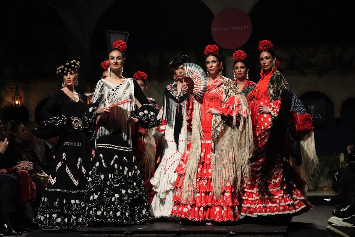 El flamenco, la naturaleza, el caballo y el mundo del toro inspiran la #modaflamenca que Rocío Peralta trae para este 2024.
Foto <a href="/ElenaRiveraEPVA/">Elena Rivera</a> para #MDMQSF Mamademayorquieroserflamenca.com