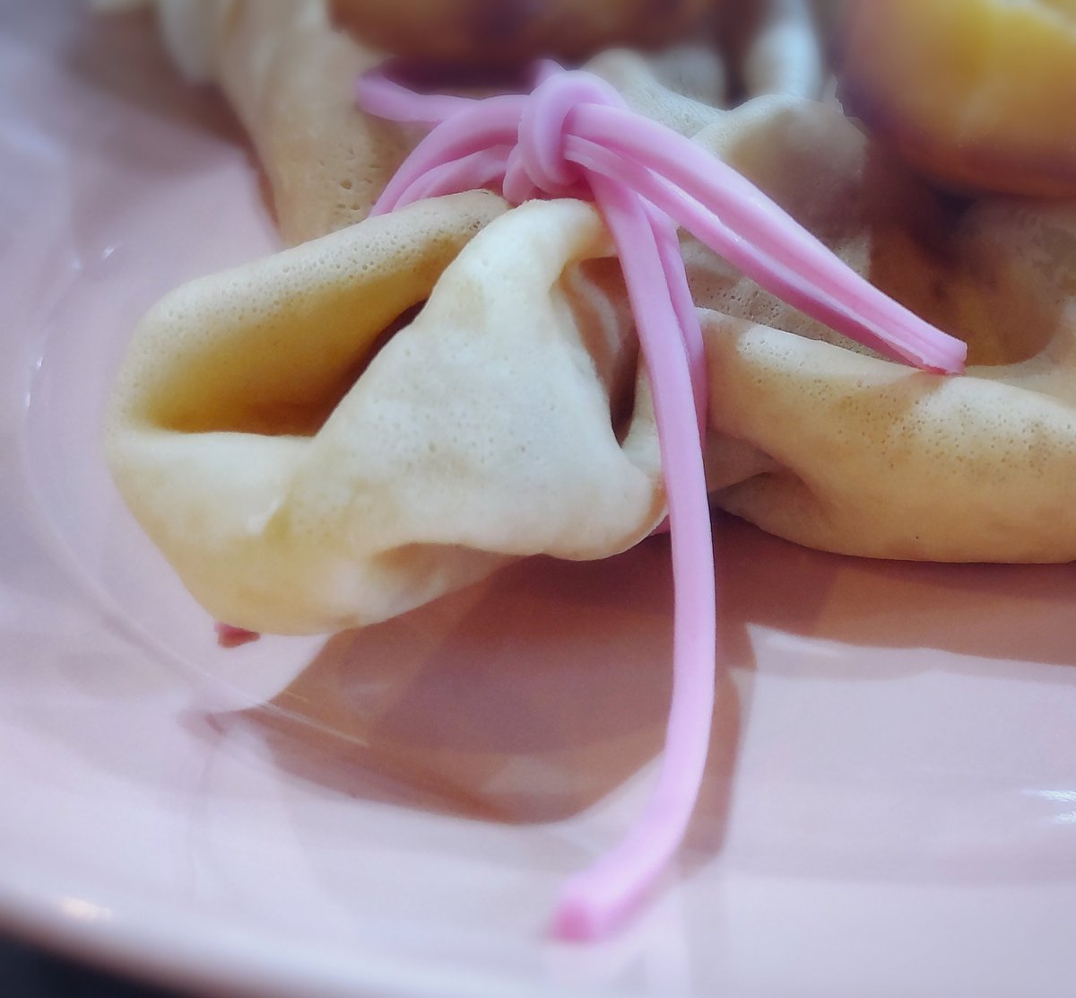 1229_mayumi's tweet photo. #Dessertlab
リボンも食せるんです🤭
スタッフさん呼ぶ鐘が可愛い!
えぇもちろん鳴らしました😆 https://t.co/HGhoUxQgKp