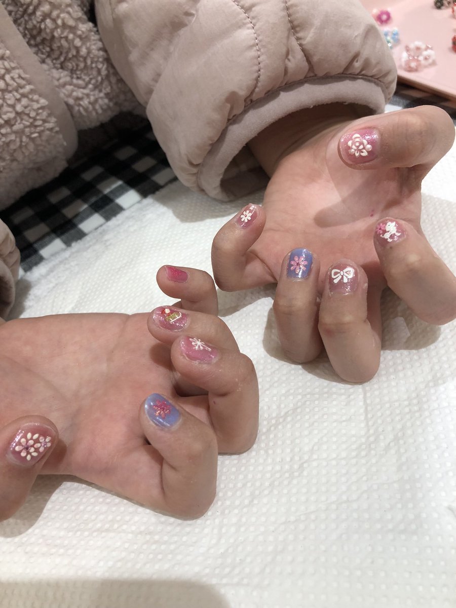 erinanails's tweet image. クリスマスマーケット
キッズネイル
大人気でした🎵

美爪キッズがいっぱい
ﾜｸﾜｸ♡