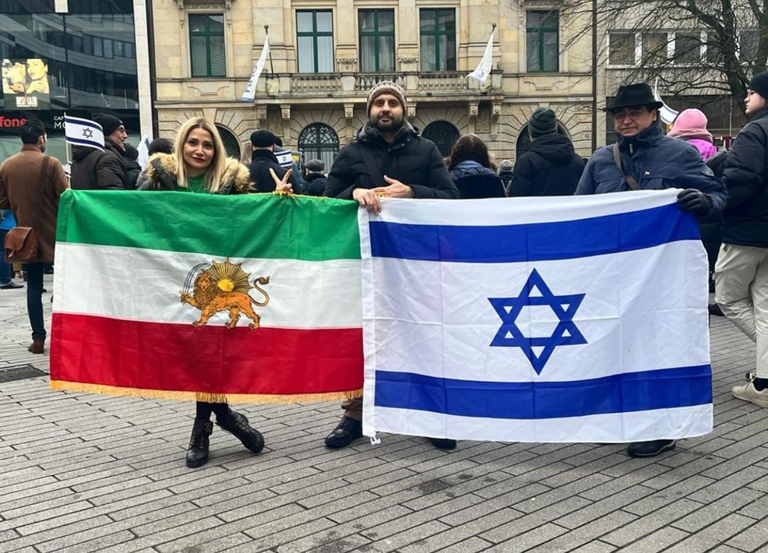 IsraelPersian's tweet photo. تصویری که آیت‌الله با دیدن آن باید قرص آرام بخش بگیرند 

ما با هم پیروزیم ✌️ https://t.co/Hh35Gtglef
