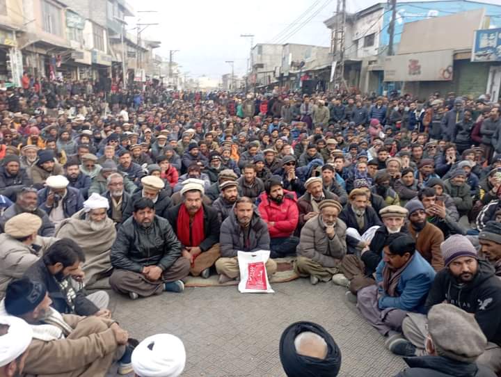 ProgressiveGil2's tweet photo. آج بائیسویں روز بھی گندم کی قیمت میں اضافے کے خلاف سکردو کے عوام سراپا احتجاج ہیں۔
#GilgitBaltistan #Protesr #Skardu https://t.co/5NLrUmHHz1