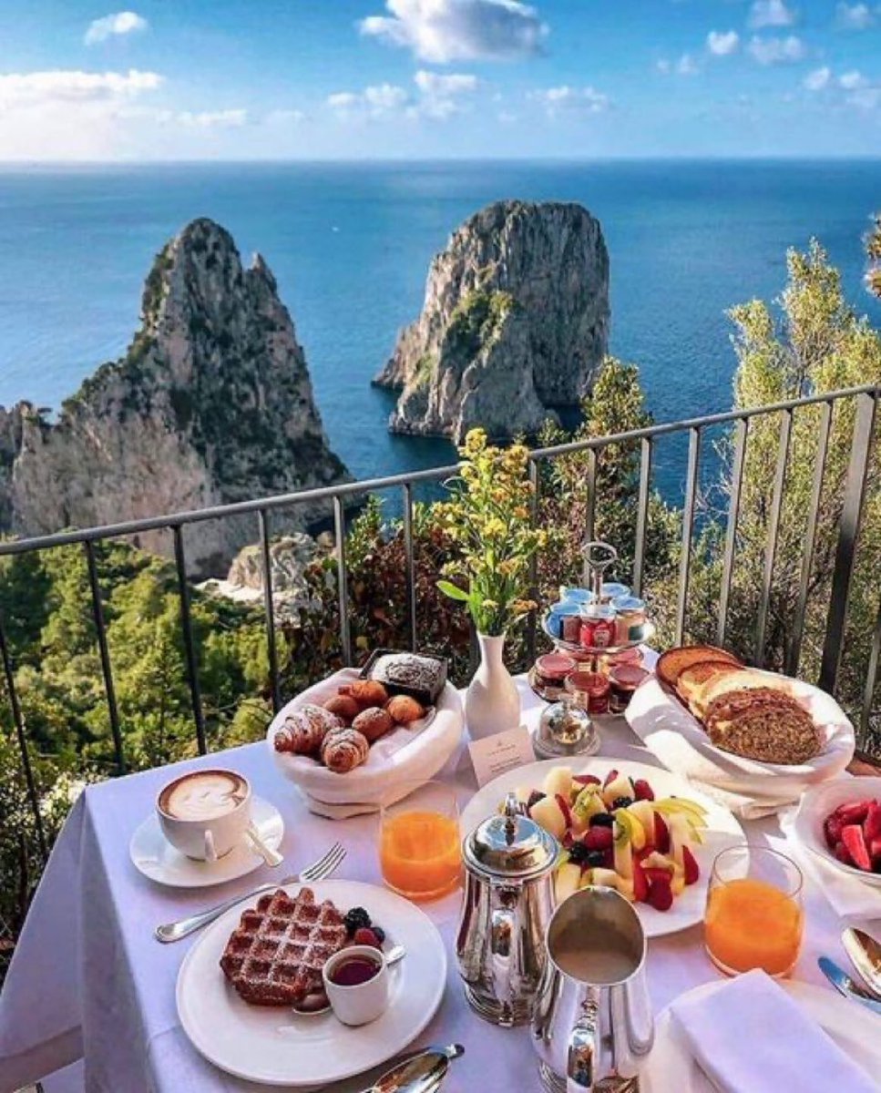 viewsoff's tweet photo. Breakfast in Italy. https://t.co/1Vx3HOqoW7
