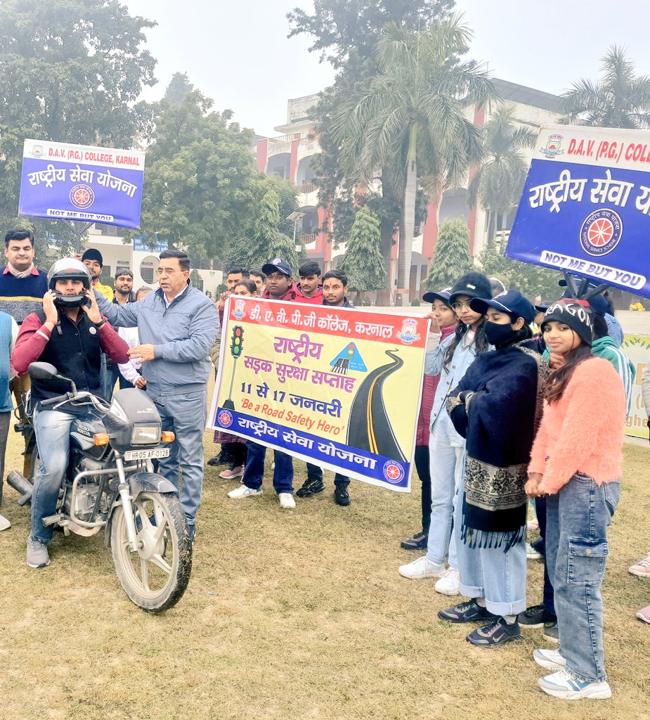 Nssdavkarnal's tweet photo. आज डी ए वी पीजी कॉलेज करनाल की राष्ट्रीय सेवा योजना इकाई के द्वारा #राष्ट्रीय_सड़क_सुरक्षा_सप्ताह कार्यक्रमों और विशाल रैली का आयोजन किया गया। प्राचार्य डाॅ रामपाल सैनी जी ने हरी झंडी दिखाकर रैली को कॉलेज से रवाना किया। जिसमे एन.एस.एस. स्वयंसेवकों ने बढ़-चढ़ कर हिस्सा लिया । https://t.co/HWtKmH1qrR