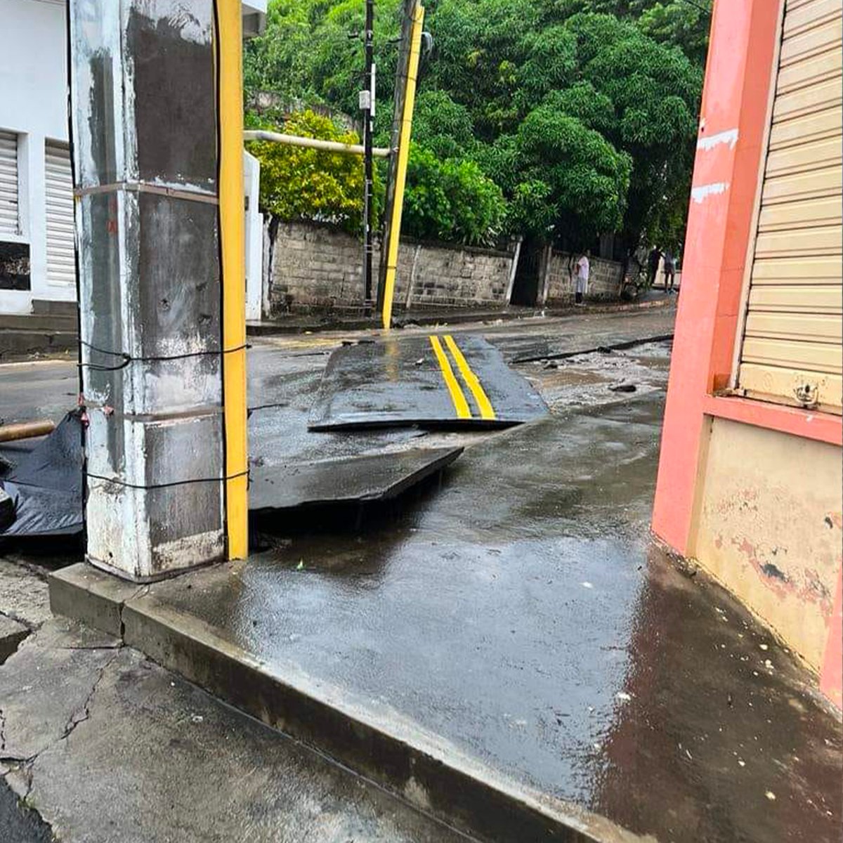 PIROI_CRF's tweet photo. 🔴 Cyclone #BELAL : Alerte cyclonique de classe 3 à l'île #Maurice.
⛑ La @MRURedCross mobilise ses équipiers de réponse d'urgence et une ambulance pour apporter une assistance aux personnes touchées, avec l'appui de la PIROI, @commission_coi @EUAmbMauritius et @EU_Partnerships. https://t.co/pNLVq5jByU